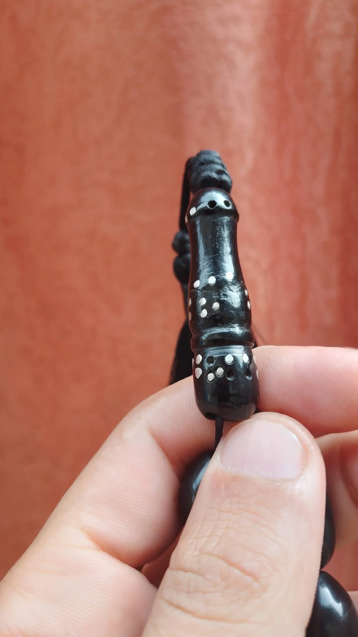 السلام عليــكم
لبيع (  20 الف) بدون عمله رجاءً  عدد حباتها « 33»
  سبحة بـــولستر نجـــفي قديم «عربيد اسود» 
كركوشه شغل يدوي عراقي  #مال_شيوخ
ملاحظه:- « عيبها شاهودها مكسور ملحوم» 
بدون إحراج توصيل ماكو  ( بدون حجز رجاء اخوي ) 
    مكاني  بغداد مدينه الصدر


**إذا كنت صاحب هذا الإعلان وتريد حذفه لأي سبب، رجاءا أرسل رسالة إلى الدعم الفني**