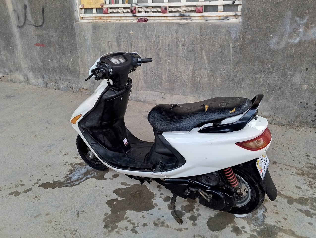 سلام عليكم دراجة فراشة للبيع الدراجة نضيفه كلش توه مجفته صارله عشر تيام الدراجة جاهز كلشي شغال سلف شغال دبلات جدد اشاير شغاله  عينه شغاله هورن شغال  زوج تايرات جديد  بس الباتري ضعيف يرادله شحن مكاني البصره قضاء المدينة السعر 375 وبيه مجال شويه الاتصال عله الرقم التالي ***********
