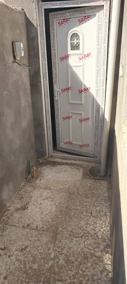 بيت طابو زراعي للبيع مساحته ١٠٠م مربع يحتوي على غرفة نوم واستقبال وصالة ومطبخ وصحيات بناء حديث يقع في حي العسكري  قرب اسالة الماء شارع المولد للاتصال ***********

