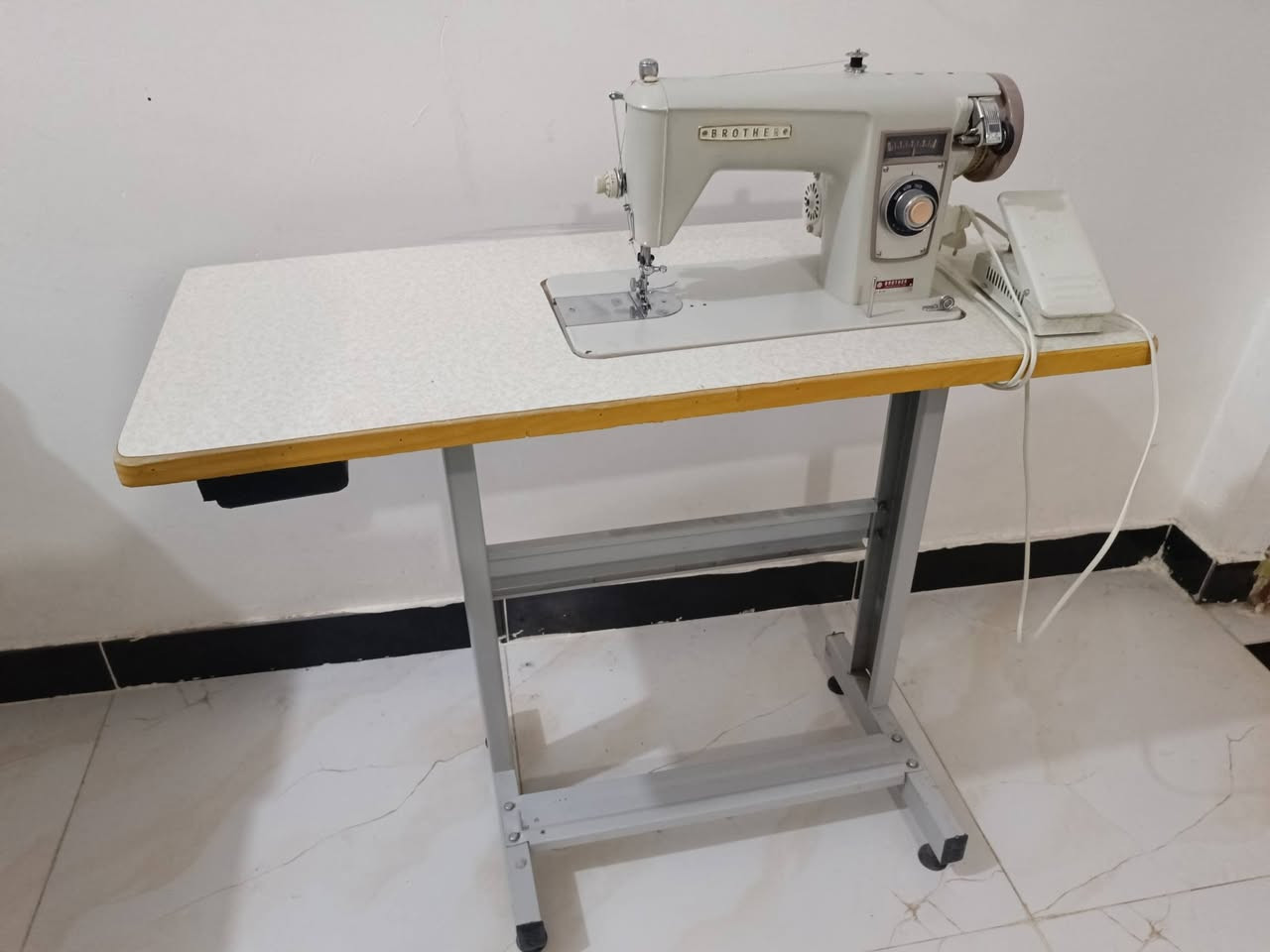 مكينة خياطة منزلية نوع برذر صناعة ياباني نظيفة جدا استعمال قليل مكينتها نظيفة خياطة ناعمه وياها ميز مالتها بعده جديد تجي وياها ملحقاتها سيت ابر مكينة ودهن ومكوك وبكرات خياطة ومفك براغي خاص بيها دواستها بلاديه كل غراضها تجي وياها للتواصل خاص او على الرقم ***********
