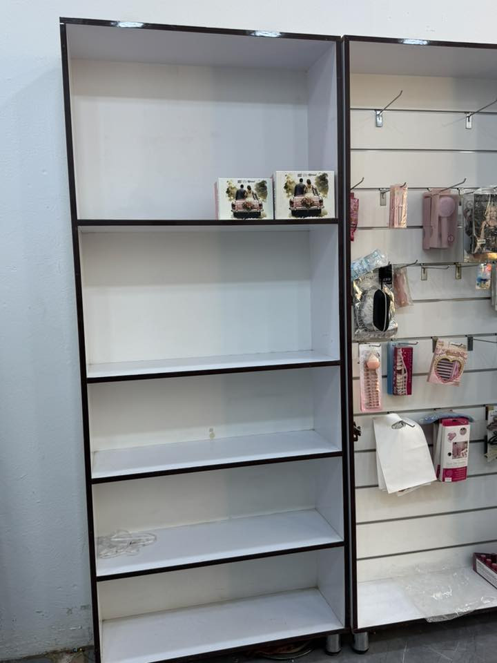 للبيع ٦ قطع فاترينات نظافتهم ١٠٠ ٪؜
مع ميز زجاج


**إذا كنت صاحب هذا الإعلان وتريد حذفه لأي سبب، رجاءا أرسل رسالة إلى الدعم الفني**