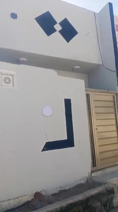 سلام عليكم بيت للبيع المساحه ٥٠متر طابق واحد يتكون البيت من استقبال وغرفة النوم ومطبخ وصاله  خلف مجمع سيد اسماعيل السكني نوع العقار طابو زراعي سند ٢٥قرار محكمة خدمات كامله ماء مجاري كهرباء السعر 28 مليون استفسار او اتصال الرقم ***********
