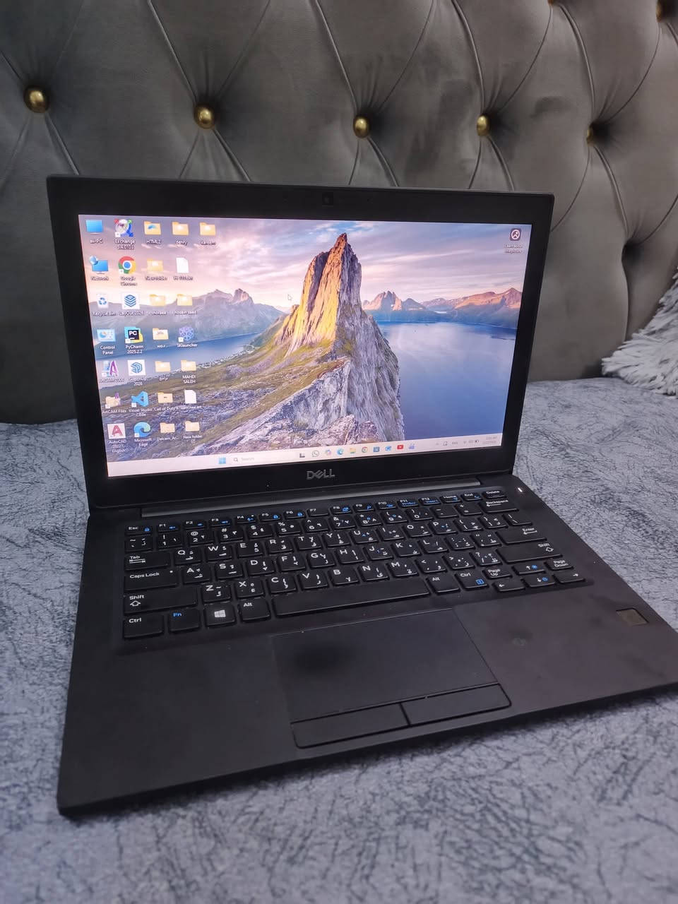 السلام عليكم 
لابتوب Dell latitude 7290 
مواصفاته 
Coer i7-8650
Ram 16 GB
Hard 256GB ssdm.2
حجم الشاشة 13.3 
يحتوي على بصمة اصبع
لابتوب يشغل برامج تصميم يشغل AutoCAD بدون مشاكل
الشحن يطول اكثر من ساعتين 

لابتوب جداً نظيف
اخذته قبل شهرين ب300 الف 
للاستفسار ***********
