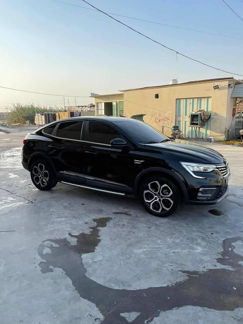 للبيع: رينو سامسونج XM3 موديل 2023 كوري (فل مواصفات)
السيارة تتميز بتصميم رياضي عصري (كوبيه-اس يو في) ومجهزة بأحدث تقنيات السلامة والرفاهية.
⚙️ المواصفات الميكانيكية والأداء:
المحرك: 2000 لتر تيربو(اقتصادي جداً وعملي).
الممشى: 54000 كم بوضع الزيرو 
ناقل الحركة: أوتوماتيك مع شفتات بالستيرن للتحكم اليدوي.
نظام الكبح: سايد بريك كهربائي (Electronic Parking Brake).
💡 الإضاءة والتصميم الخارجي:
الإضاءة الأمامية: Full LED زينون لتوضيح عالي.
الإضاءة الخلفية: LED بتصميم متصل وأنيق.
الهيكل: تصميم رياضي انسيابي مع مساحة تخزين (جنطة) واسعة جداً.
🛡️ أنظمة السلامة والقيادة الذكية:
القيادة الذاتية: نظام رادار متطور مع تحديد المسار.
مثبت سرعة (Cruise Control): ذكي وتفاعلي.
وتسجيل كامرات الداش كام امامي وخلفي 
الحماية: رادار أمامي وخلفي + نظام كشف النقاط العمياء.
المساعدة على الركن: حساسات محيطية 360 درجة + كاميرا خلفية عالية الدقة.
✨ المقصورة والرفاهية:
المقاعد: جلد فاخر مع خاصية التدفئة للمقاعد الأمامية. ولتبريد
الجمالية: إنارة داخلية محيطية (Ambient Lighting) بألوان متعددة.
التكنولوجيا: شاشة لمس كبيرة، أوامر صوتية، ونظام صوتي مميز.
📝 الملاحظات والشفافية:
البدي: نضيف حيل يعني ع وضع الشركه بعده زيرو.
الحدادية: صوت طكطكه عند الاستداره في الدرايم شفت
الحادث: جاملغ امامي وصطاب اكسل فقط
السياره بدون رقم يعني تشتري تروح كبل للمرور ترقم اي محافضه بكيفك 
💰 السعر المطلـوب 110
مكان السياره بصره أم قصر استفسار ***********
