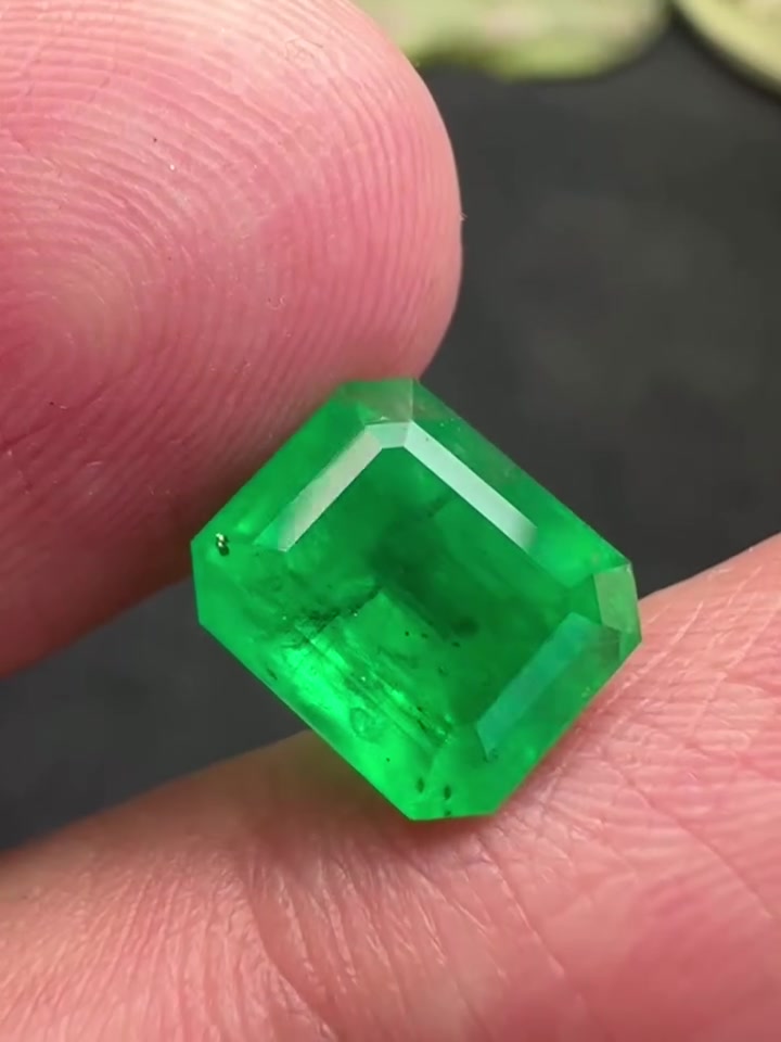 3.90ct Vivid Green Natural Swat Emerald


**إذا كنت صاحب هذا الإعلان وتريد حذفه لأي سبب، رجاءا أرسل رسالة إلى الدعم الفني**