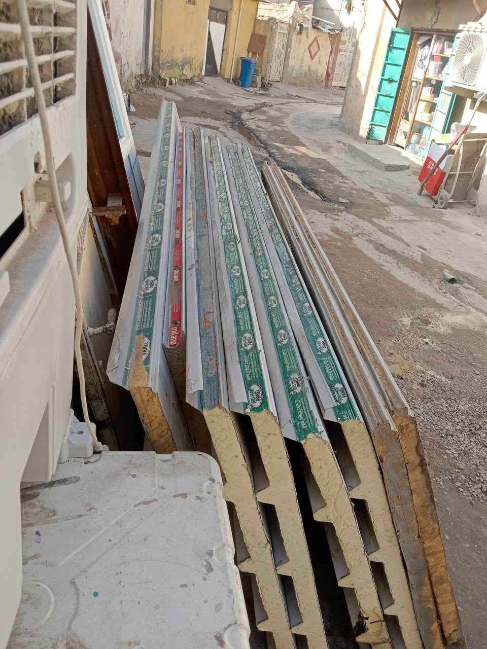 السلام عليكم من رخصه الادمن للبيع سندويج ٧ قطع ٢منهن جداري والباقي سقف طول الوحده ٣ امتار بنل الاصلي سعر المتر ب٨ قفل اذا مفرد عل ١٠ المتر مكان المسيب صوب البوحمدان خلف مدرسه الحمدانية ***********
