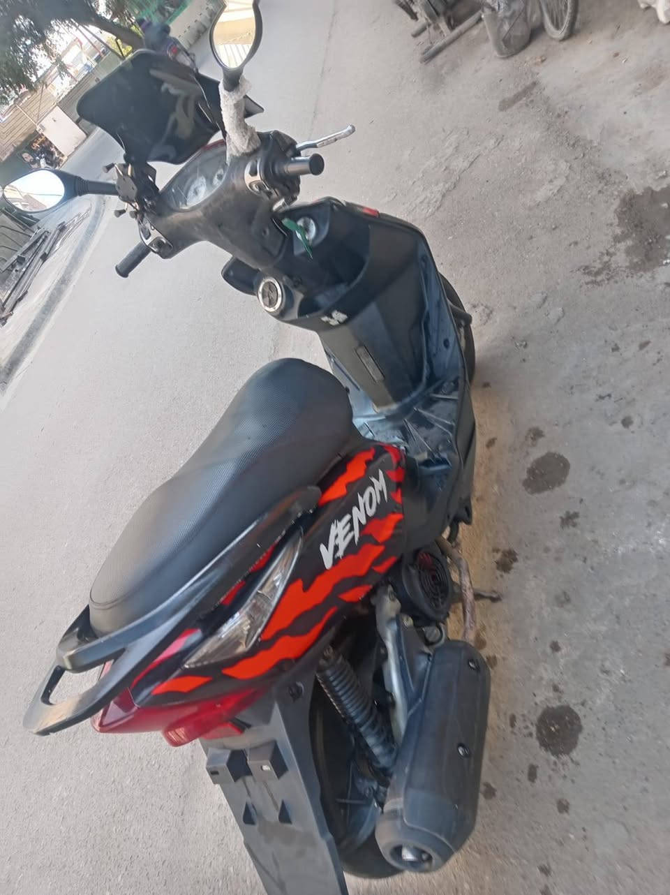 ثعلب نوزل بحالة الرمبة مكينه مكفولة ممفتوح برغي واحد بيها كلجات بلادية تخبل كفرات موشمة شخط مابيها جامة ABK و قاعدة مال موبايل دراجة شلعة و معدل الصبح تشغيلها نكره ب ٦٠٠ و بيها مجال مكاني كاظمية هذا رقمي ***********
