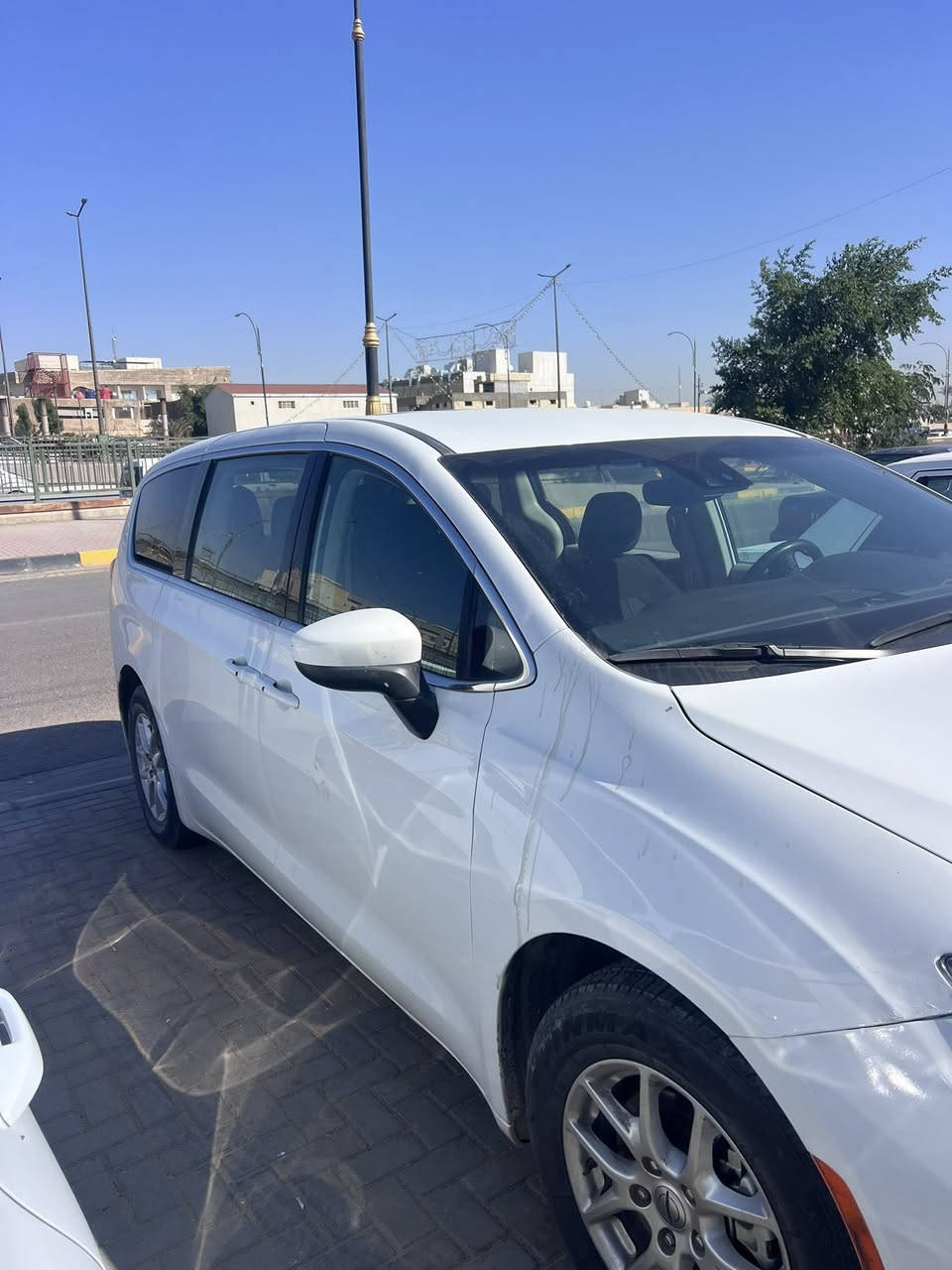 كرايسلر فيوجر ٢٠٢٣ رقم بغداد مميز انكليزي بسمي المواصفات المعروفه ماشيه ٦٥ الف ميل ضربتها بابين جهت السايق وخشم الجاملغ السياره خير من الله 
السعر ١٩٥ 
مكان السياره كربلاء 
***********
