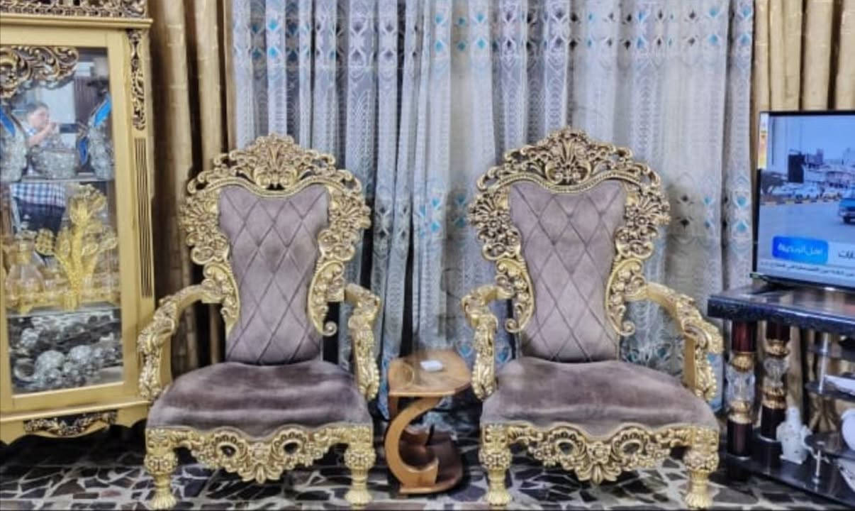 تخم ملكي 
تخم عشر مقاعد مع طبلة وسطية وطببتين نظيف استعمال قليل
متكون: من قنفة ٣ نفر عدد ٢
             وكرسي نفر عدد ٤
السعر : ٩٠٠ وبي مجال
المكان: ضباط القاهرة مقابل جامع النداء
للاتصال : ***********
