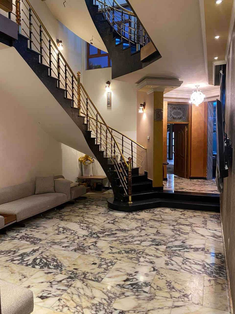 دار للبيع المساحة 251 متر

🥇الوجه  7ونص  والنزال 33ونص  شارع فلسطين محله 510 

يحتوي عله 🏅كراج وستقبال وصاله ومطبخ حار بارد و 5 غرف نوم و5 حمامات و3 مناور 🥈طابقين وبيتونه بناء درجة اولئ موقع جدا هادء 📍عنوان المكتب شارع فلسطين تقاطع النخله مقابل مطعم كصنا البغدادي اللاستفسار علئ الرقام التاليه 

☎️***********☎️*********** ☎️

نستقبل جميع العروض من بيع وشراء وايجار
