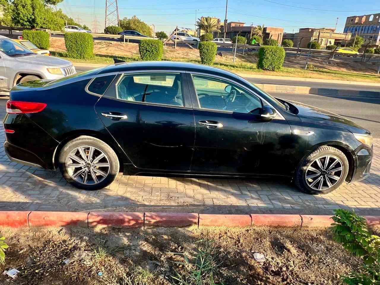 السلام عليكم
Kia optima 2019 
وارد امريكي 
حادثها سرقة فقط
اكرر حادثها سرقة فقط + الايرباكات سليمة 100% يعني ما طاكة 
مواصفات LX الامريكي
🔺حساسات خلفية
🔺 كامرة
🔺شاشة كبيرة Apple car play
🔺نقطة عمياء 
🔺رادار امامي 
🔺رادار جانبي
🔺رادار خلفي 
🔺 اشاير بالمري 
🔺حساس بالمري الجانب
🔺كامره محافظه على اتجاه المساره
🔺تحكمات ستيرن
🔺 سياقة ذاتية
🔺مثبت سرعه
🔺اوامر صوتيه
🔺تبريد بيانو
‏🔺 LED نهاري +ليلي
🔺مخدة بالكشن وتكدر تتحكم بيها كهربائي
🔺 ويل حجم 19
🔺 منافذ USB
🔺 شاشة عطلات
🔺 3 وضعيات قياده eco ,comforte , 
‏sport
🔺الاسبير جديد ومعداته موجوده
🔺شاشة ترفيه ذكية 8 بوصة: تدعم Apple CarPlay و Android Auto، لتربط هاتفك، وتستمع لخرائط Google والموسيقى المفضلة لديك بكل سلاسة وبنظام صوتي نقي من 6 سماعات.
‎🔺 🛡️ الأمان والسلامة (راحة بال عائلية)
هذه النسخة تأتي مجهزة بحزمة Kia Drive Wise المتطورة للأمان، والتي تجعل القيادة آمنة تماماً:
• رادار كشف النقاط العمياء (Blind-Spot Monitoring): لتنبيهك أثناء التجاوز.
• نظام الحفاظ على المسار والتحذير من الخروج عنه: يحميك من التشتت أثناء السفر.
• مانع اصطدام أمامي ذكي مع كاميرا خلفية وحساسات: لركن السيارة في أضيق الأماكن بدون أي عناء.
⚙️ الأداء والعملية (قوة واقتصاد)
• المحرك الشهير (2.4L بقوة 185 حصان): عزم وقوة استثنائية للاستخدام اليومي والسفر، متصل بناقل حركة أوتوماتيكي بـ 6 سرعات (Sportmatic) يمنحك تجربة قيادة ناعمة وممتعة.
• أنظمة القيادة المتعددة (Drive Mode): اختر بين الوضع الرياضي (Sport) للحصول على أقصى أداء، أو وضع (Eco) لتوفر الوقود بشكل مبهر جداً في المشاوير اليومية.

السيارة مفوله ونظيفه وما ملعوب بيها (نظيفه من الاخر) 
ماشيه 57 رقمها دهوك 
السيارة باسمي ثاني يوم تحويل
مبدل بيها جاملغ والبنيد تبديل فقط
وهاي صورها 
السعر146$ وبيها مجال كلش بسيط حك الجيه
مكانها بغداد /الدورة -الصحة 
***********
غير متواجد عالفيس
