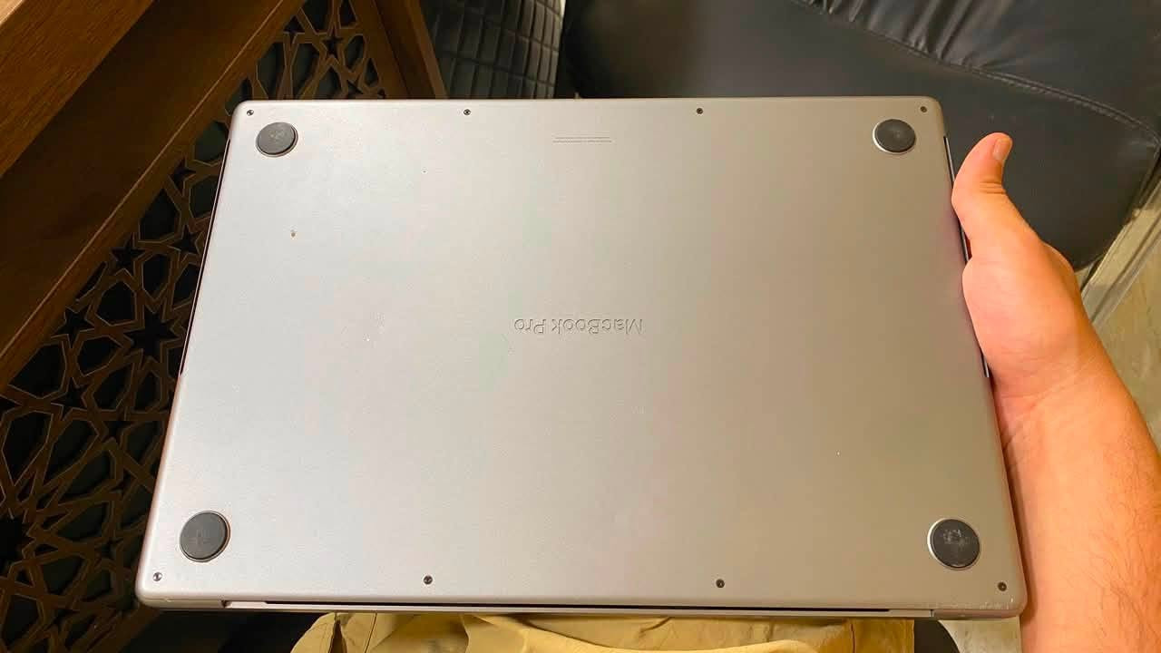 🔥 للبيع MacBook Pro 16-inch (M2 Pro) نظيف جداً
للبيع جهاز ماك بوك برو 16 بوصة، وحش مال مونتاج وصناعة محتوى وشغل ثقيل. الجهاز غني عن التعريف بأدائه واستقراره.
📌 المواصفات:
 المعالج: Apple M2 Pro
 الرام: 16 GB
 الذاكرة: 512 GB SSD
 الشاشة: Liquid Retina XDR بحجم 16 بوصة (دقة 3456 \times 2234) ألوان خرافية للمصممين 
 النظام: macOS Tahoe
📋 
 حالة الجهاز: نظيف جداً وأخو الجديد (شغال وما بيه أي مشاكل).
 الملحقات: كل محلقاتة موجودة من كارتون وشاحنة والكيبل 
💵 السعر:
2,150,000 دينار
📍 المكان: الرمادي 
📞 للتواصل: ***********
