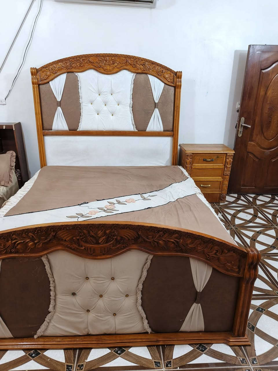 السلام عليكم غرفه نوم حطاطه ثقيلة
للبيع سعر   مليون و 800الف استفسار ع رقم   ***********
