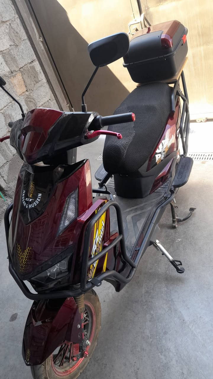 سكنس شحن  ٢٠٢٥ جديدة.
٦ بطاريات ٣٨ امبير شرط المسطرة.. 
بريك دسك امامي وخلفي
مانع انزلاق abs بيها..
ملف ٣٨٠٠ واط واضح بالصورة..
مكان بغداد تاجي
***********
*********** الشراي يتصل..
