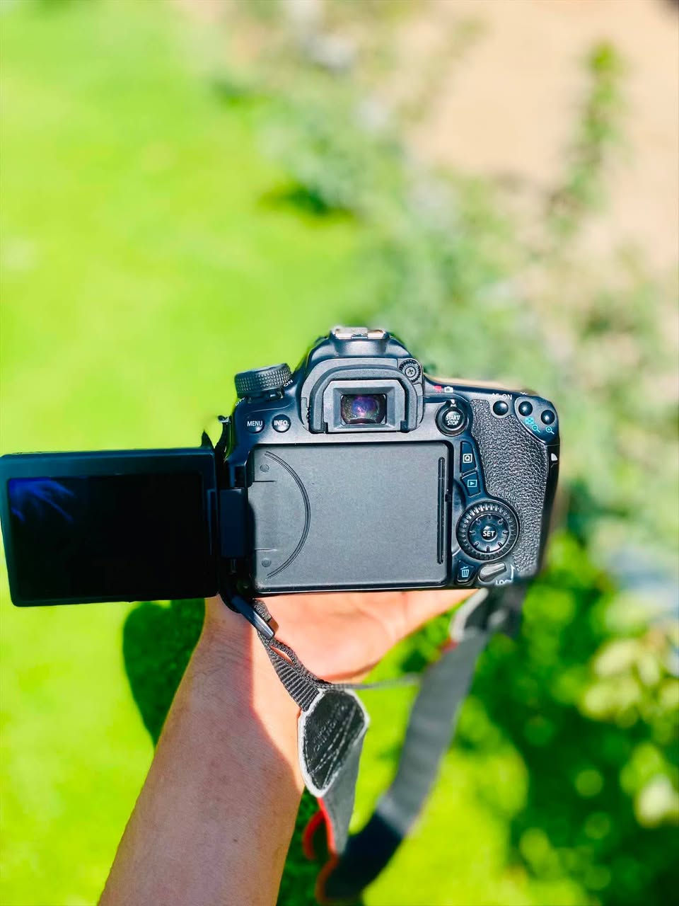 📸لبيع  | Canon EOS 70D بحالة ممتازة جداً 📸
لكل عشاق التصوير، صناع المحتوى، والناشطين في التوثيق الميداني.. فرصة ممتازة لامتلاك كاميرا احترافية غنية عن التعريف وبنظافة تامة!
✨ المواصفات والملحقات:
 الجسم (Body): كاميرا Canon 70D (استعمال شخصي راقٍ ونظيف جداً).
 العدسة: عدسة الكيت الأساسية 18-55mm (تغطية ممتازة للقطات الواسعة والبورتريه).
 الشاشة: شاشة متحركة تعمل باللمس (Flip Screen) - مثالية للزوايا الصعبة وصناع المحتوى.
 الأداء: نظام فوكس سريع جداً ودقيق (Dual Pixel AF) يضمن لك صوراً حادة وفيديو ثابتاً.
 الملحقات الأساسية: (البطارية الأصلية، الشاحن، ورام وحزام  الرقبة).


**إذا كنت صاحب هذا الإعلان وتريد حذفه لأي سبب، رجاءا أرسل رسالة إلى الدعم الفني**