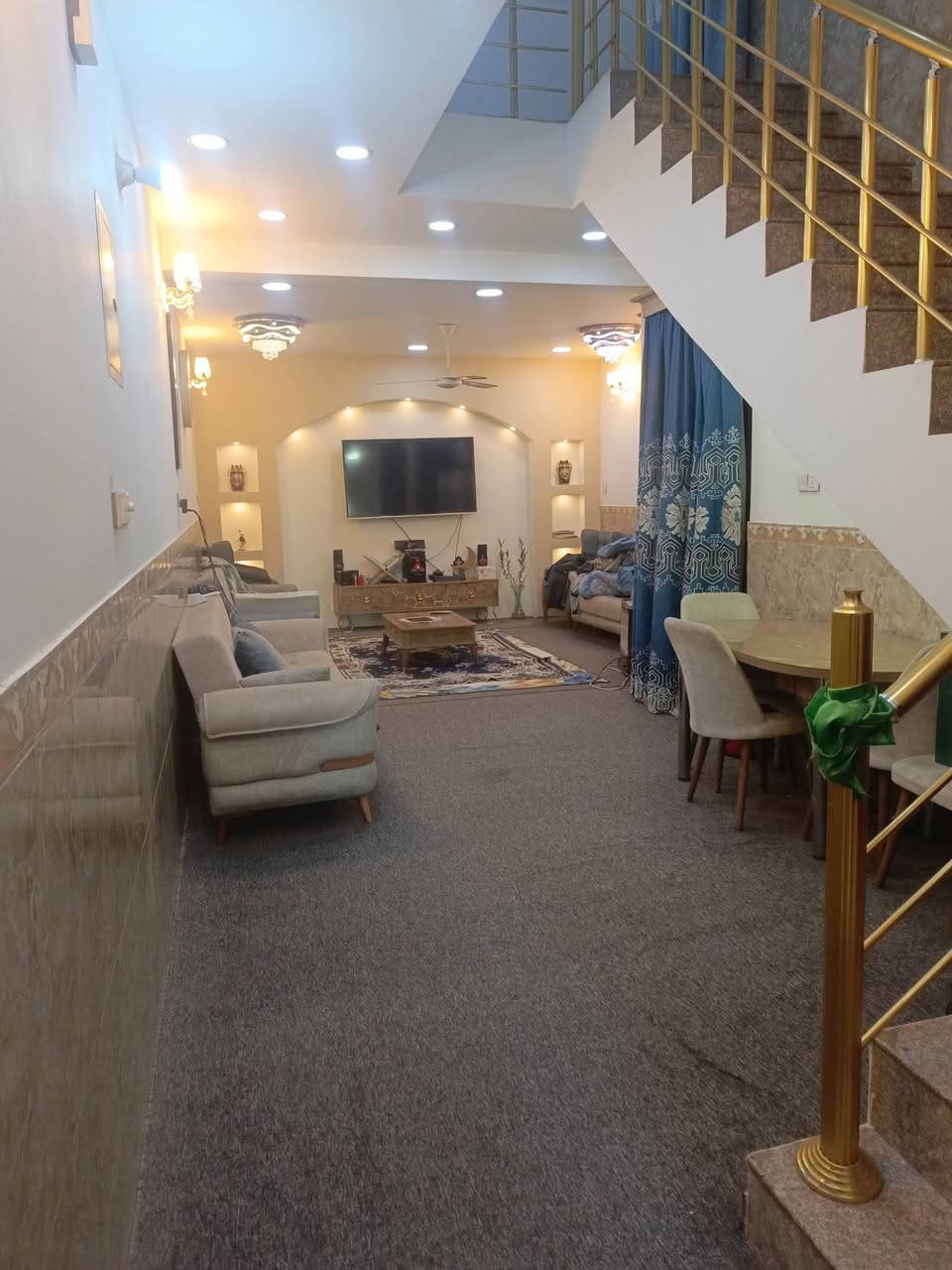 السلام عليكم ورحمة الله
للبيع بيت ١٠٠م واجهه ٥م نزال ٢٠م شارع ١٠م على ساحه حي القدس منطقة القضاة مكان كلش حلو البناء صب كونكريت اخو الجديد يحتوي البيت على طابقين الاول صاله وستقبال ومطبخ وصحيات داخليه وخارجيه الطابق الثاني يحتوي على غرفتين وصاله وصحيات يباع مع البيت سبالت جداريه عدد ٤ واثاث المطبخ اما الاثاث المتبقي حسب رغبت المشتري السعر    ١٦٠  مليون بي مجال قليل تقديرا للمشتري
تفاصيل اكثر الاتصال على هذا الرقم *********** يتوفر واتساب
