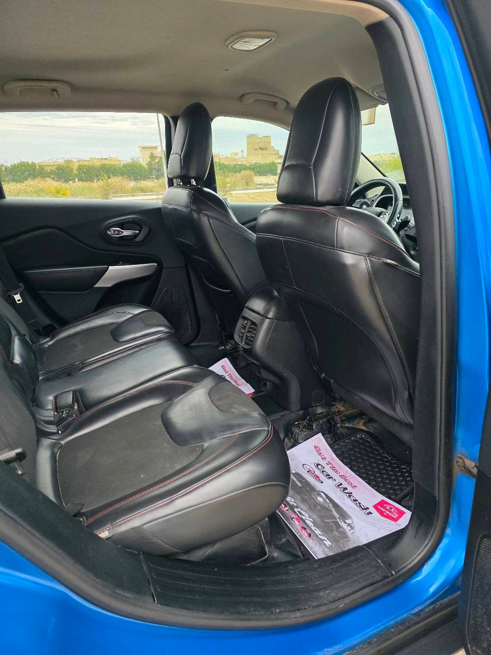 جيب شيروكي بزون ترايل هوك اعله فئه 2018 6سلندر حادثهة خفيف بدون ايرباك لون مميز ازرق فيروزي ماشيه 127 ميل مكان السياره العماره السعر 135 ورقه وبيهة مجال بسيط 