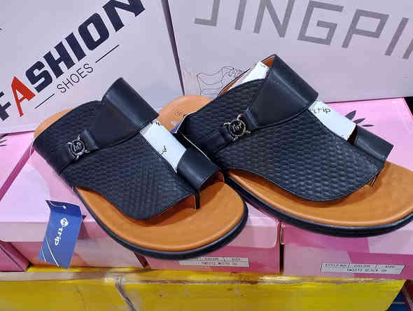 شحاطه مطراش طبي اصلي درجه اولى القياس 41 42 43 44 45 46 السعر 15 العنوان قشله صوب الصغير   قرب الصالونات مجمع عباس البناوي رقم الموبايل. *********** لدينا خدمه توصيل
