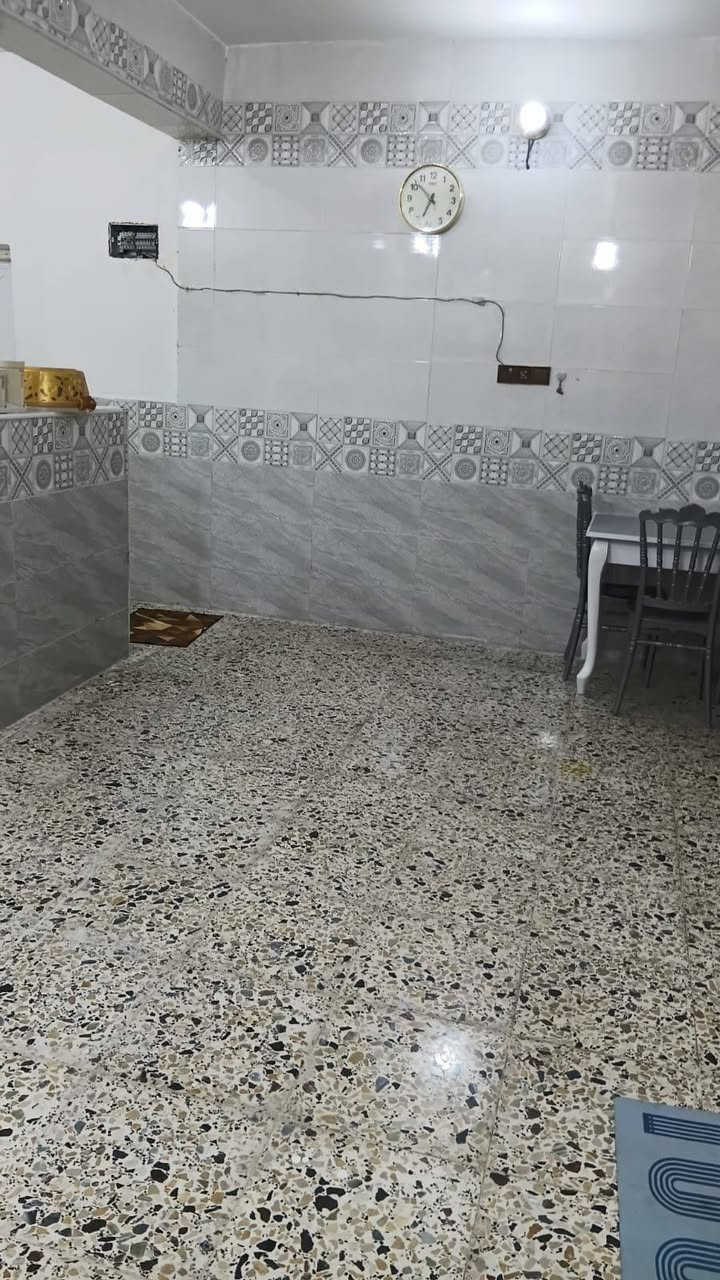 سلام عليكم  بيت للبيع زراعي 117بناء حديث بي غرفتين نوم 4-5 وستقبال 4-7 ومطبخ 5-5وحمام 3-2مساحتة 310 بناء160و150حديقة في منطقة الاصلاح سعر 60خلف مدرست عشتار***********
