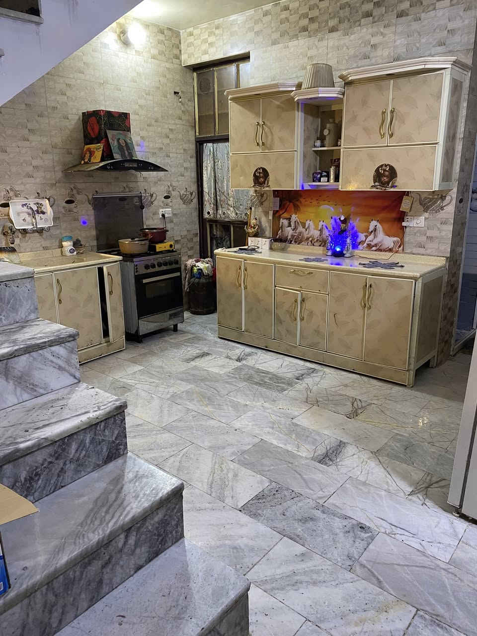 السلام عليكم
#موقع_مميز
بيت ١٠٠ متر طابقين يحتوي استقبال و
٣ غرف نوم 
٣ حمام  وبيتونة و٣ اسطح بناء جديد عام ١٨ 
ثالث بيت عن الشارع العام #موقع_مميز 
المعالف شارع دكتور حافظ /قرب اسواق ميمو 
***********  
***********
