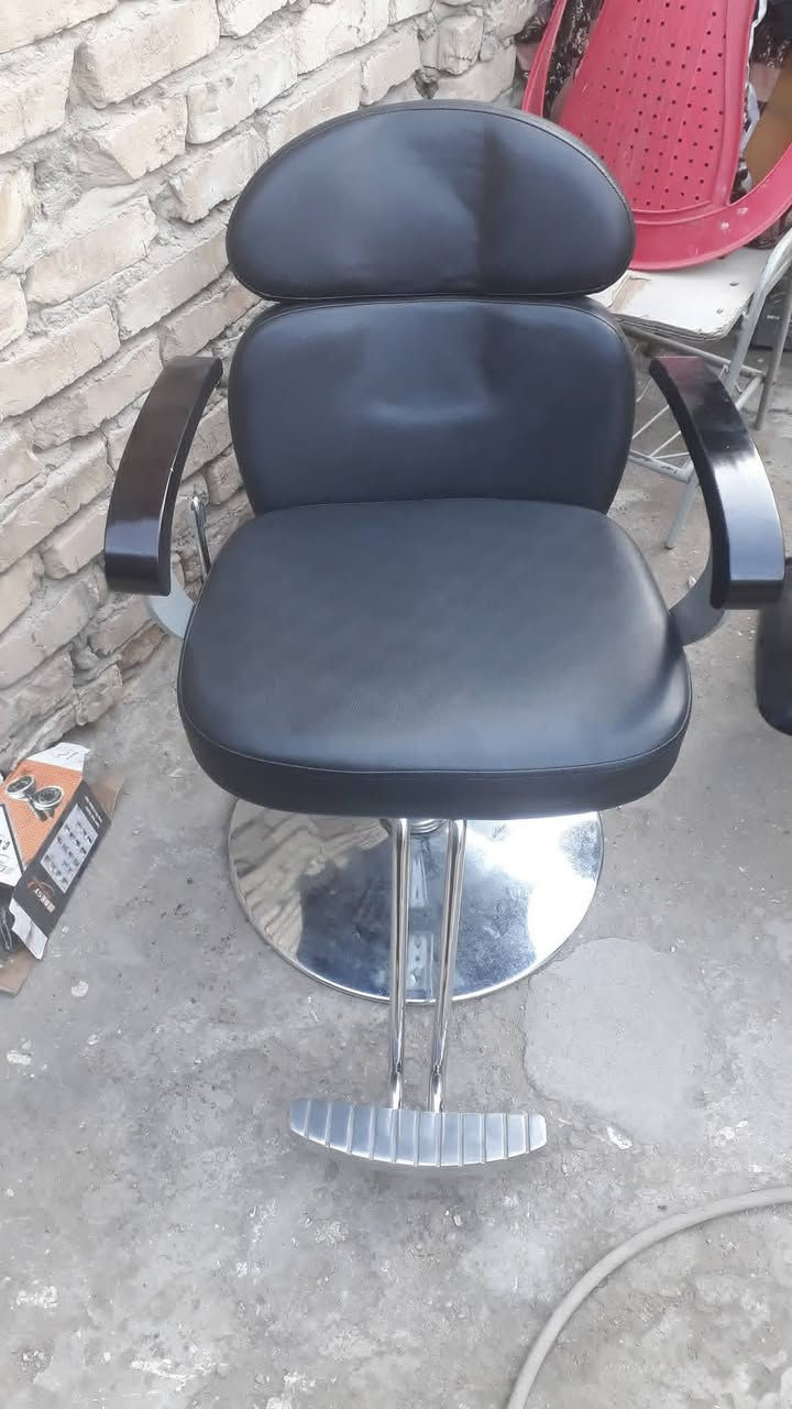 سلام عليكم عندي اغراض صالون للبيع اتصال على هذا الرقم  ***********
