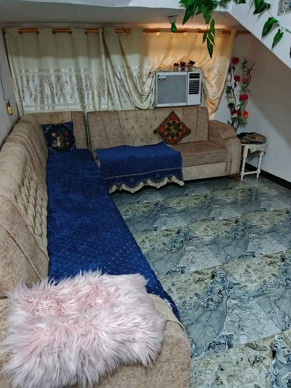 دار للبيع طابو صرف مساحته ٢٤٠ متر موقعه حي العسكري ورة جمله ابو علاء شارع حجي نوشي يحتوي على غرفتين صاله ستقبال مطبخ طارمه صحيات سقف عكادة سطح فرشي ارضيه بورسلين كهرباء ماء مجاري جدد جاهز للاستفسار  ***********
