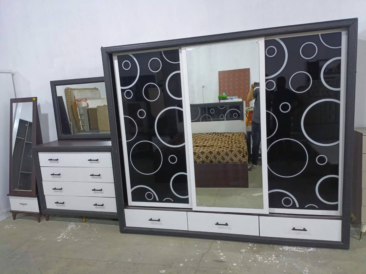 غرفه للبيع سعر ٣٥٠ بيها مجال
العنده غراض للبيع راسلوني *********** او اتصال ع رقم داخل محافظه كركوك
