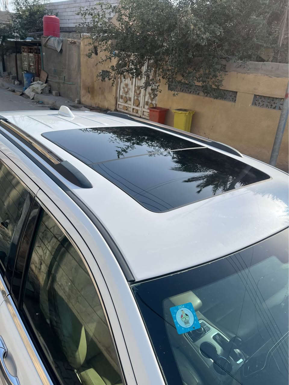 السلام عليكم 
جيب جراند شيروكي 
محرك v6 
مديل 2019 فول موصفات خليجي ليميتد معروفه موصفات الجيب 
سياره كفاله واستخدام شخصي 
ماشية 128 الف 
رقم جديد وسنويه جديده 
وحداديه وتخم تاير جدد السياره تجي وشوف بعينك احلى من الصور 
العنوان البصرة 5 ميل 
السعر 270$ 
للاستفسار 
*********** البصرة, العراق
