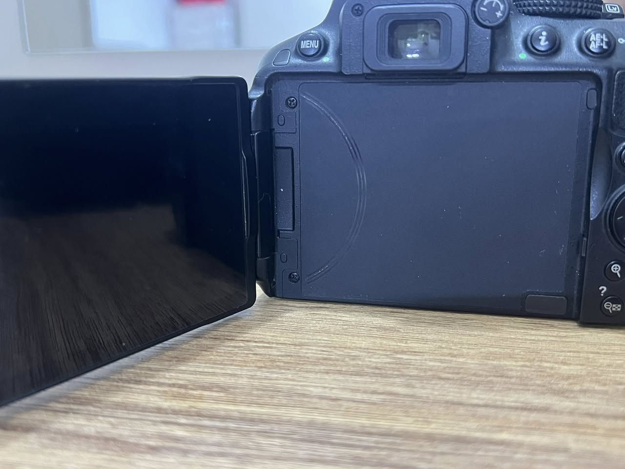 كاميرا نيكون D5300 احترافية  واللي يحب جودة عالية بدون تعقيد.
#سعر خاص مستعجل على بيع 

 صورة نقية، ألوان واقعية، وأداء قوي في الإضاءة المختلفة

مواصفاتها 

دقتها • 24.2MP APS-C

• فيديو Full HD 1080p

• شاشة متحركة 3.2”

• تركيز تلقائي 39 نقطة ثنائي البكسل 

• ISO عالي للتصوير الليلي

• تصوير متواصل 5fps

• واي فاي + GPS

✔️برنامج تعديل داخلي 

✔️تصوير فائق الدقه HDR

✔️فلاش مدمج 

منافذ للمايك ولل hdmi✔️


**إذا كنت صاحب هذا الإعلان وتريد حذفه لأي سبب، رجاءا أرسل رسالة إلى الدعم الفني**