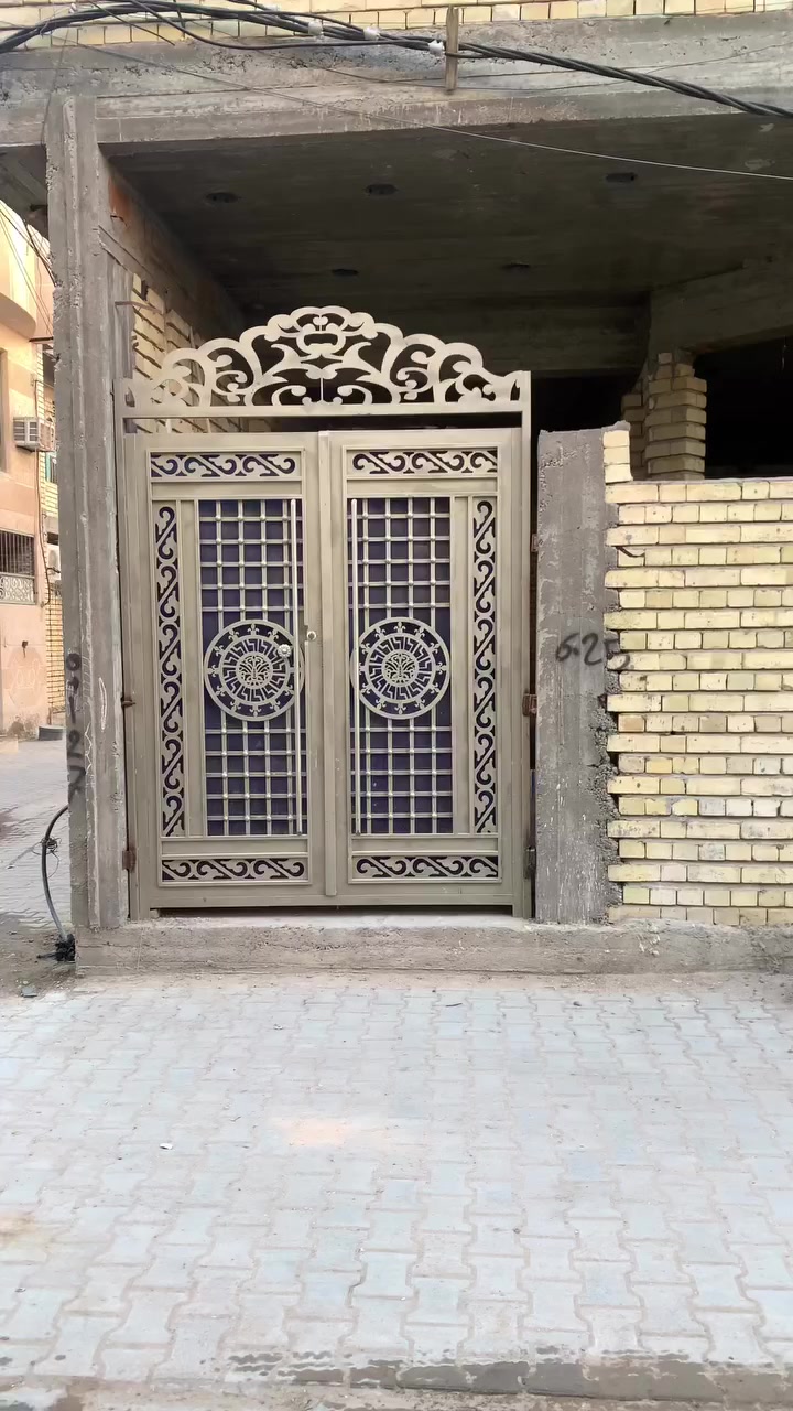 السلام عليكم بيت هيكل زراعي للبيع  الشعلة شارع ابو الدهن ثالث فرع البيت ركن على فرعين المساحه 100متر7 /14طابقين الطابق الأول يتكون من استقبال 6 وحولي طوله 10وبع وغرفه نوم وترك كبير وحمامات والطابق الثاني يتكون من 3غرف نوم كبيره وحمام الأرضيه رفت والصب مركزي الطابقين بناء درجه أولى السعر 110وبيه مجال شاهد الله البيت موصل للأستفسار ***********
***********
