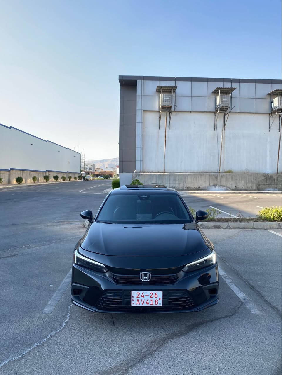 Honda Civic 2024 Sport 
محرك ٢.٠ تنفس طبيعي 
ماشية ٢٨ الف ميل 
فول مواصفات سلايد 
بدون شواصي بدون دواخل 
رادار و حجر الكزوز و شواصي ب شرط 
ضررها فقط قطعتين صبغ و قطعة بخ امريكة 
سعرها بلاش بلاش 
١٢٨$ ورقـة و شوي مجال 
للمزيد من المعلومات اتصل على هذا الرقم 
(***********) سميل, دهوك
