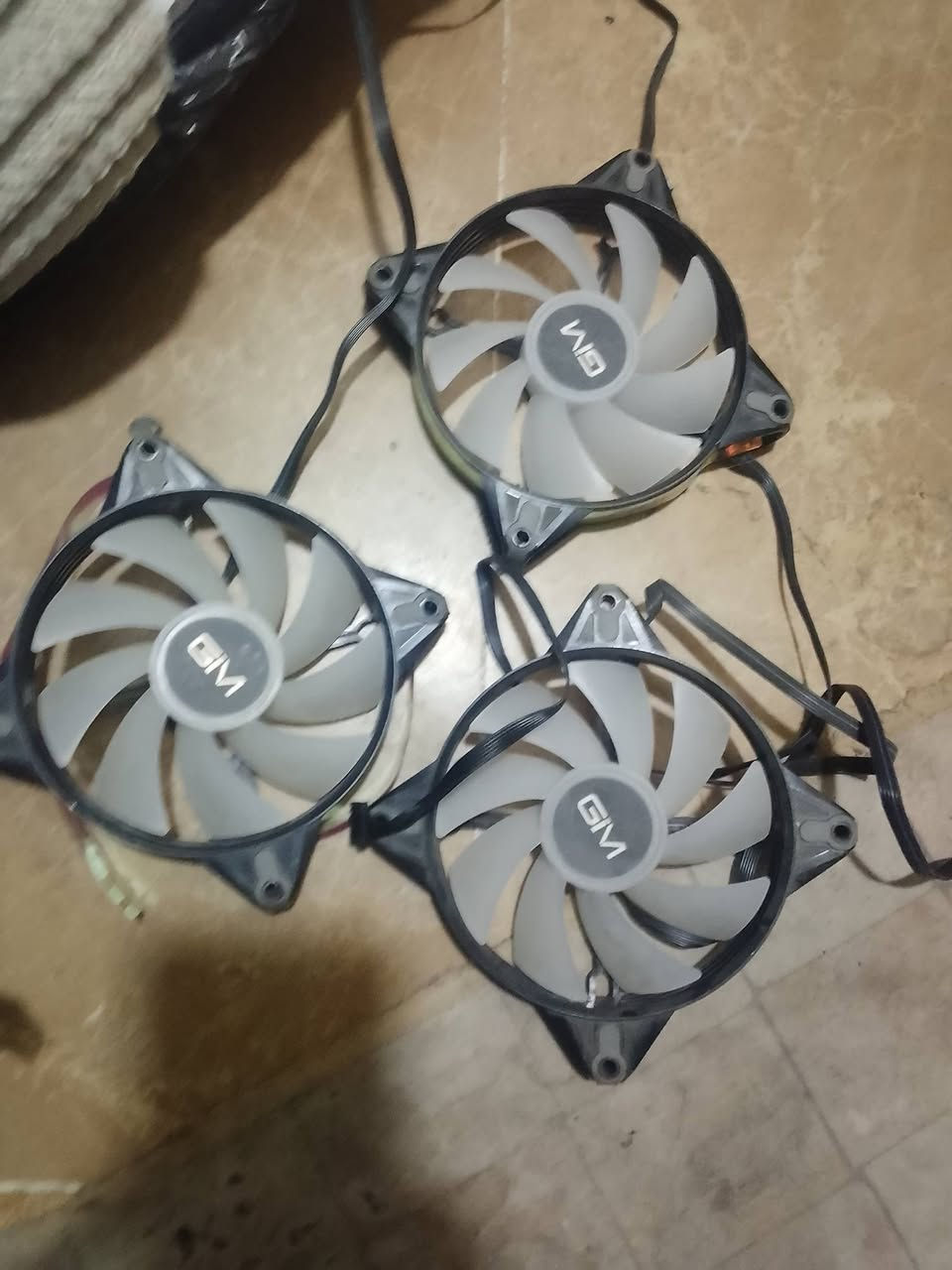 بيسي جديد كيس فارغ بعد بلايلون ويه مراوح 3 ام الوان ويه جهاز يشغل مراوح الوان داخليه كيبور كيمك موس كيمك سماعه كيمك السعر 250 مكان بغداد الرقم ***********
