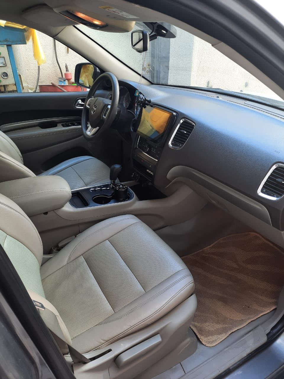 سلام عليكم 
دوج دورنكو 2013
رقم بغداد سنوية لل٢٧
وارد خليجي صبغ قطعتين بدون فتح
مكينة V6 مكينة كير كفالة
ماشية 173 
السيارة جديدة ومامتعوبة 
مكاني ميسان العمارة
السعر ٢٠٠ وبيهة مجال 
***********
واتساب فقط
