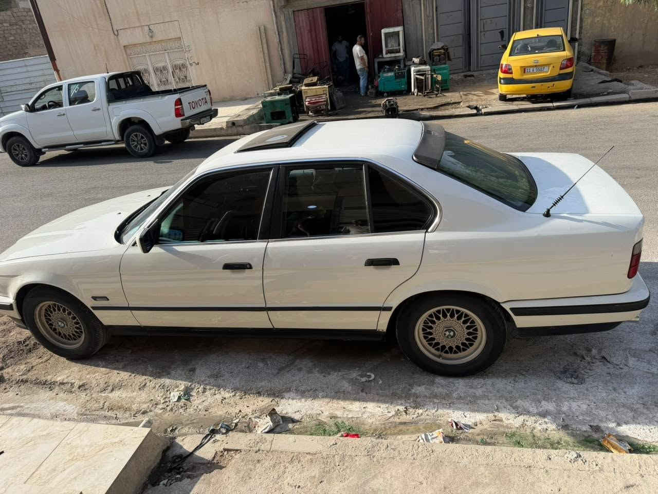 سلام عليكم بي ام موديل 1992 بدون صبغ بدون ضرر كهربايت كلها شغال رقم مستره نينوى شرط وكاله وتحويل كربون بنزين بيها بس المحرك يردلو تعمير حجم المحرك 520 كبس الكير توماتيك شرط الكير تبريدها بس البانكه يردلو ربط الباقي كلها شغال وشرط 
مكان السياره موصل حي الكرامه الاستفسار *********** 
السعر 77 بيها مجال 
شراي اتصل
