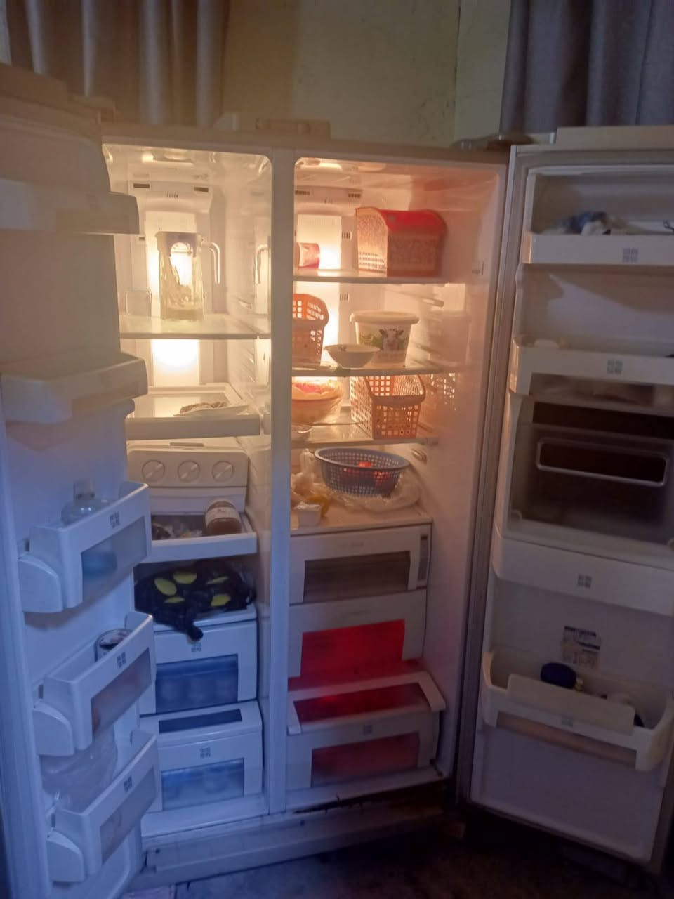ثلاجه للبيع نظيفة اخذتها ب700 الف اريدها ب300 وبيها مجال بسيط عنوان الزعفرانيه التواصل خاص و رقم ***********
