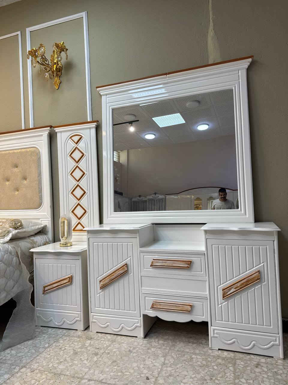 السعر مليون و50 الف  دينار فقط  وبيها مجال بسيط

سعر الشازلون الخزان 75 الف 

سعر الشازلون المقعد 50 الف 

غرفه نوم داخل معاكس خشب 3 ملم
خارج تحفير sns انديف 5 ملم

الصبغ حراري درجة اولى

6باب  متكونه من 9قطع

زاويه تصميم كنتوري بارتفاع الكنتور

السرير بلاويد اسود 6ارجل

قياس الكنتور ارتفاع 2.40 وعرض 3.20

النقل والشد مجاناً داخل بغداد 
أطراف 50

يوجد توصيل الى جميع المحافضات وباسعار مناسبه

للحجز والاستفسار مراسله الصفحة او واتساب *********** 
G
