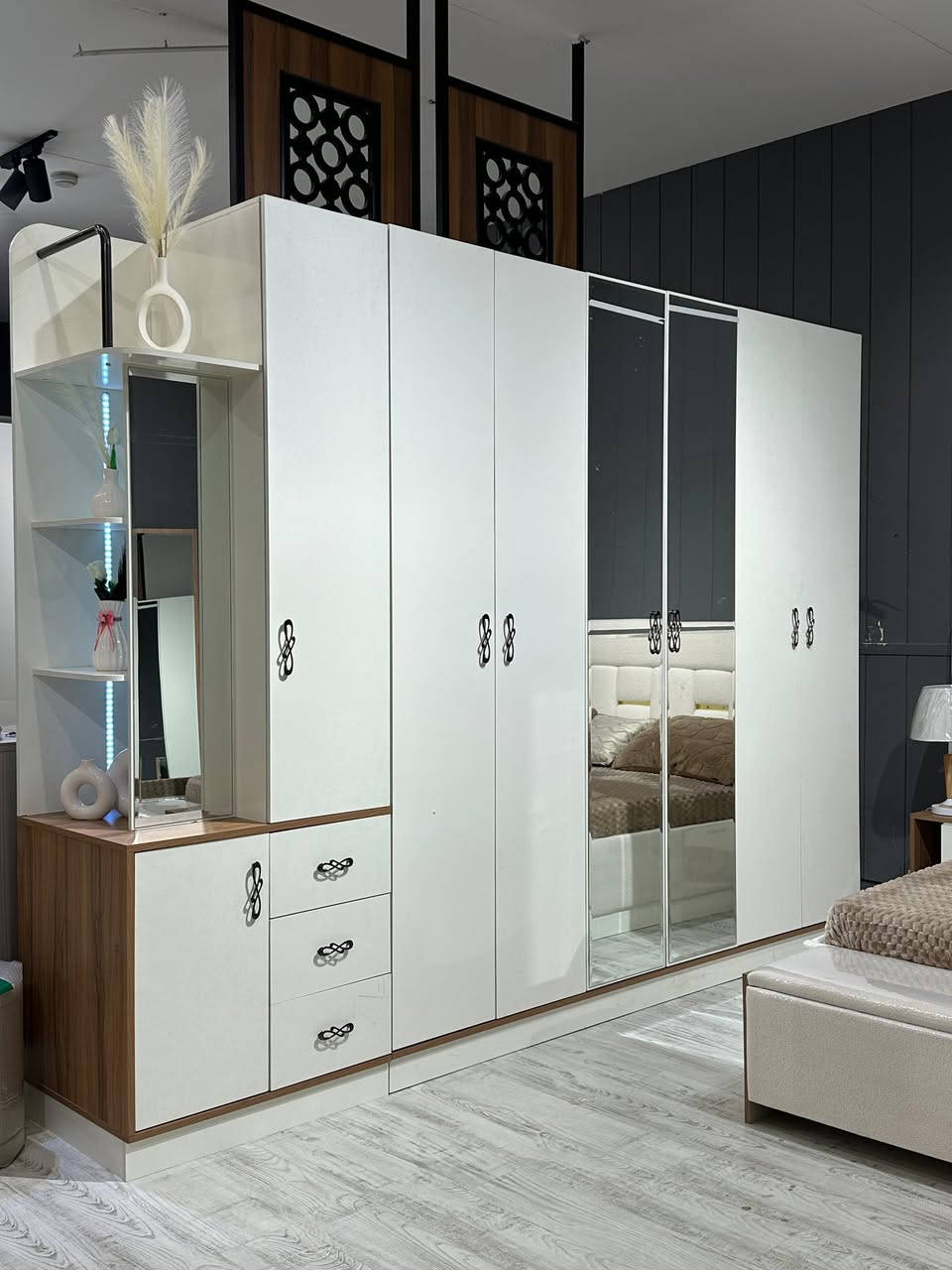 *تم وصول موديل مارسيليا*

*12 قطعه*
*الابواب 6 نرمادات (هايدرولك) هتج الماني 🇩🇪*
*قياس الكنتور 3,30*
*ارتفاع الكنتور 2,40*
*عمق الكنتور 60*
*شازلون مخزن + ثلاث قطع متفرقه (يصلح ان يكون سيت استراحه)*
*انارة بالكنتور*
*اناره بالميزتواليت*
*سكك مراحل تلسكوب*
*ميز تواليت عرض1,40 رتفاع 1,90*
*سرير مخزن جك هايدروليك والثكنس 6mm*
*جميع قياسات الغرفه  عملاقة*

#630#

#التوصيل_داخل_بغداد_مجاني 
#التوصيل_للمحافظات
*مليون و 900الف*


**إذا كنت صاحب هذا الإعلان وتريد حذفه لأي سبب، رجاءا أرسل رسالة إلى الدعم الفني**