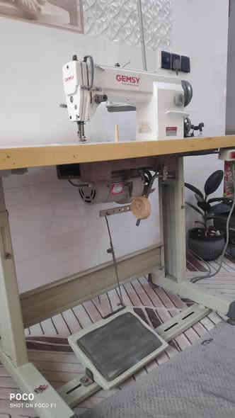 مكينة خياطة صناعي شركة جمسي
من افضل انواع مكائن الخياطة
 ياباني اصلي درجه اولى
ماطور تحكم سرعة.. كاتم صوت.. اوفر.. 
يشهد الله برغي مامفتوح بيها اشتريتها فتح كرتون
واستخدامها جدا قليل  و نظيفة جدا و ع الفحص.
سعرها 220 ألف وبيها مجال
كربلاء /الحر /قرب مكتب اليساري للعقار
***********
