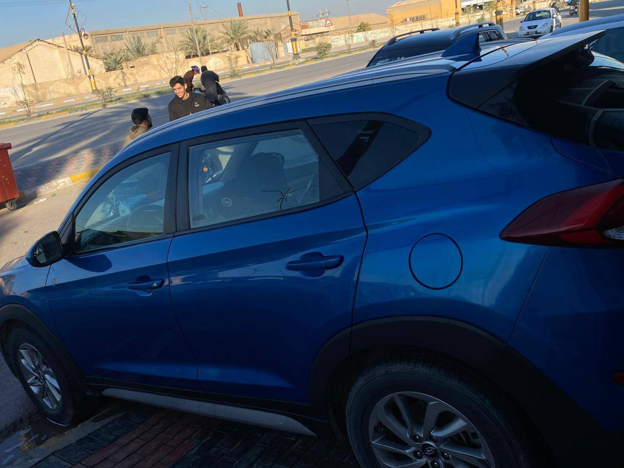 السلام عليكم
للبيع هونداي توكسن 2018 
نص فول شاشه كامرة دوارة تحكمات ستيرن ويل كروم كشنات كهربائيه وتدفئه  محرك 2000 حادثه جاملغ وبنيد بدون دواخل وبيه كد شبر بالجاملغ الخلفي جوة قبق البانزين ماشيه 70 الف رقم بابل باسمي السعر 139 وبيه مجال بسيط 
مكانه كربلاء طويريج 
للستفسار ***********
