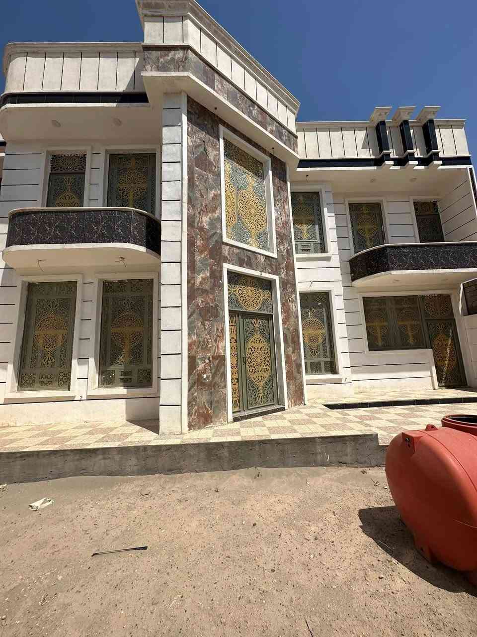 السلام عليكم
بيت مفوض للطابو للبيع 
المساحة 325 متر
البيت جديد غير مسكون 
بناء طابقين 
4 غرفة نوم +مطبخ+هول+صالة+ديوانية+مناور 2+ مجمع صحي3+ كراج + حديقة 
الموقع الرمادي خمسة كيلو قرب مدرسة هبة الرحمن الاهلية

للاستفسار ***********
