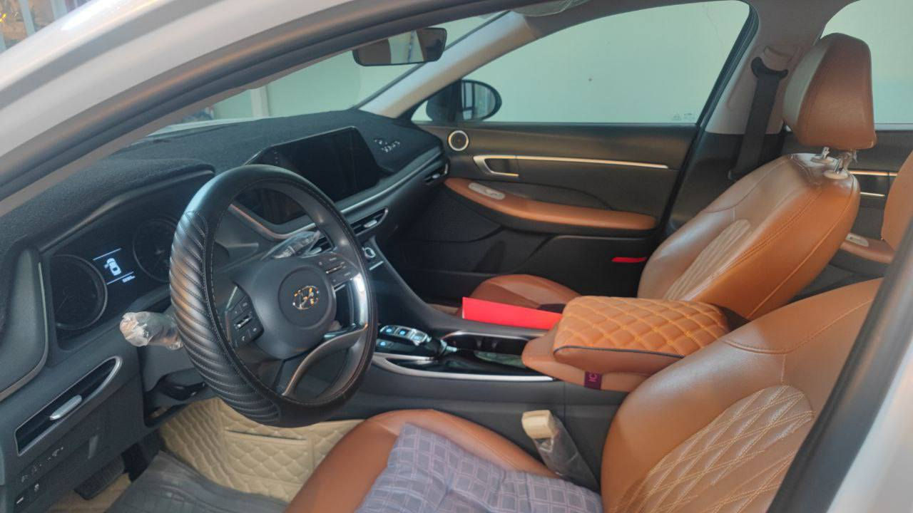 السلام عليكم ورحمه الله وبركاته.
للبيع سوناتا خليجي موديل ٢٢
مواصفات مثل مامعروض كدامكم 
السيارة كفالة عامة من اي شي يخص السيارة 
السعر شدتين و٣ اوراق وبيها مجال 
تواجد السيارة ديوانية 
***********
