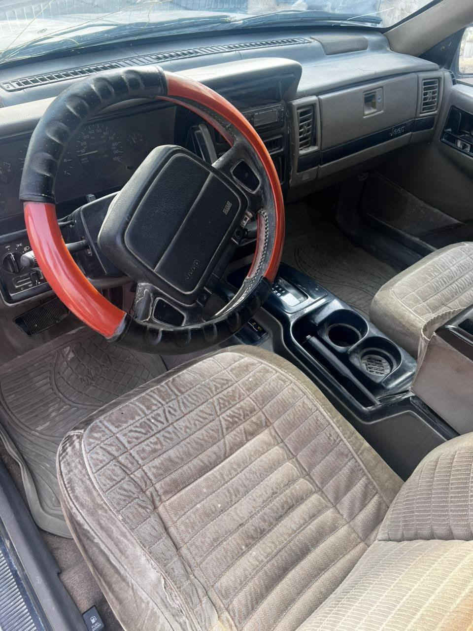 السلام عليكم جيب شيروكي موديل 1994
محرك 6 سلندر بلادي والكير بلادي 
تخم تايرات جديده حداديتها زينه 
رقمها الانبار سياره اصوليه
مكانها نجف سعرها 30$ وبي مجال 
***********
