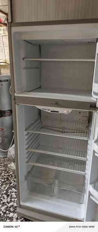 ثلاجة للبيع سعرها ٢٥٠للاستفسار ٠٧٧٠٠٩٣٨٩٣٣