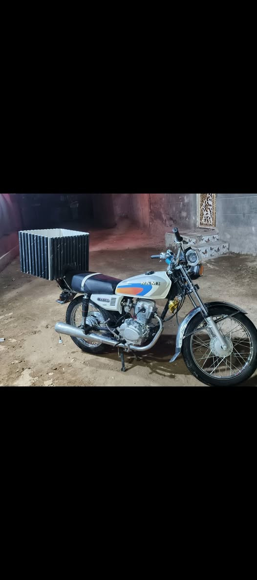 دراجه نامه موديل 23 وطالعه قبل سنه ومامتعوبه اوراق سكنر السعر 550 وبيها مجال مبدل بيها كور كامل ودراجه نضيفه ***********‬‏
