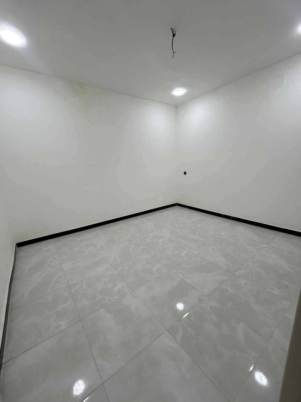 #لدينا_دار_للبيع مساحه 75 متر واجهه 5 ونزال 16 طابو زراعي سند 25 قرار محكمه البيت يحتوي على2 غرف نوم وصاله وستقبال ومطبخ  العنوان بغداد الدورة مدخل البوعيثه مجمع السلطان الاول 
هاتف ***********
***********
