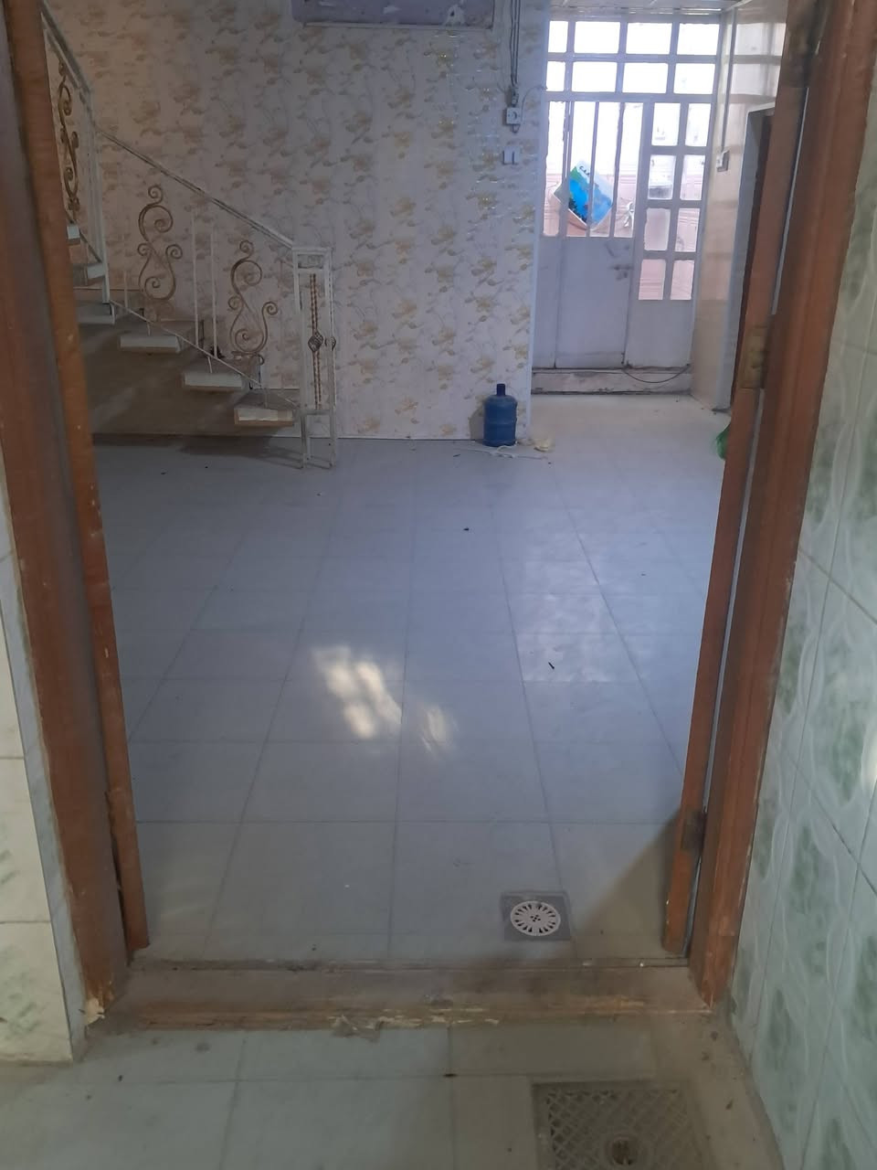 بيت للايجار قرب الدب بالناصريه
جهة الصبه 
٣ غرف نوم 
استقبال،صاله، مطبخ حار وبارد 
صحيات.   بالطابق الثاني غرفه نوم وبالصطح غرفه تغزين وصحيات 
قريب على الكورنيش والحبوبي يحتوي على سبالت عدد ٢ وكيزر وماطور وتانكي ماء ومجموعه تصفيه ماء الخ... 
الإيجار ٥٥٠ 
***********
