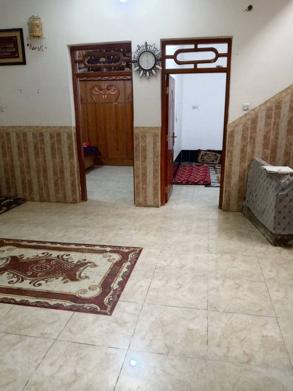 السلام عليكم
بيت للبيع 6كيلو مقابيل زنبيل ماركت المساحه 200متر
يتكون من غرف نوم عدد2وصاله ومطبخ واستقبال وصحيات داخليه وخارجيه 
السعر 100مليون 
رقم تلفون ***********
