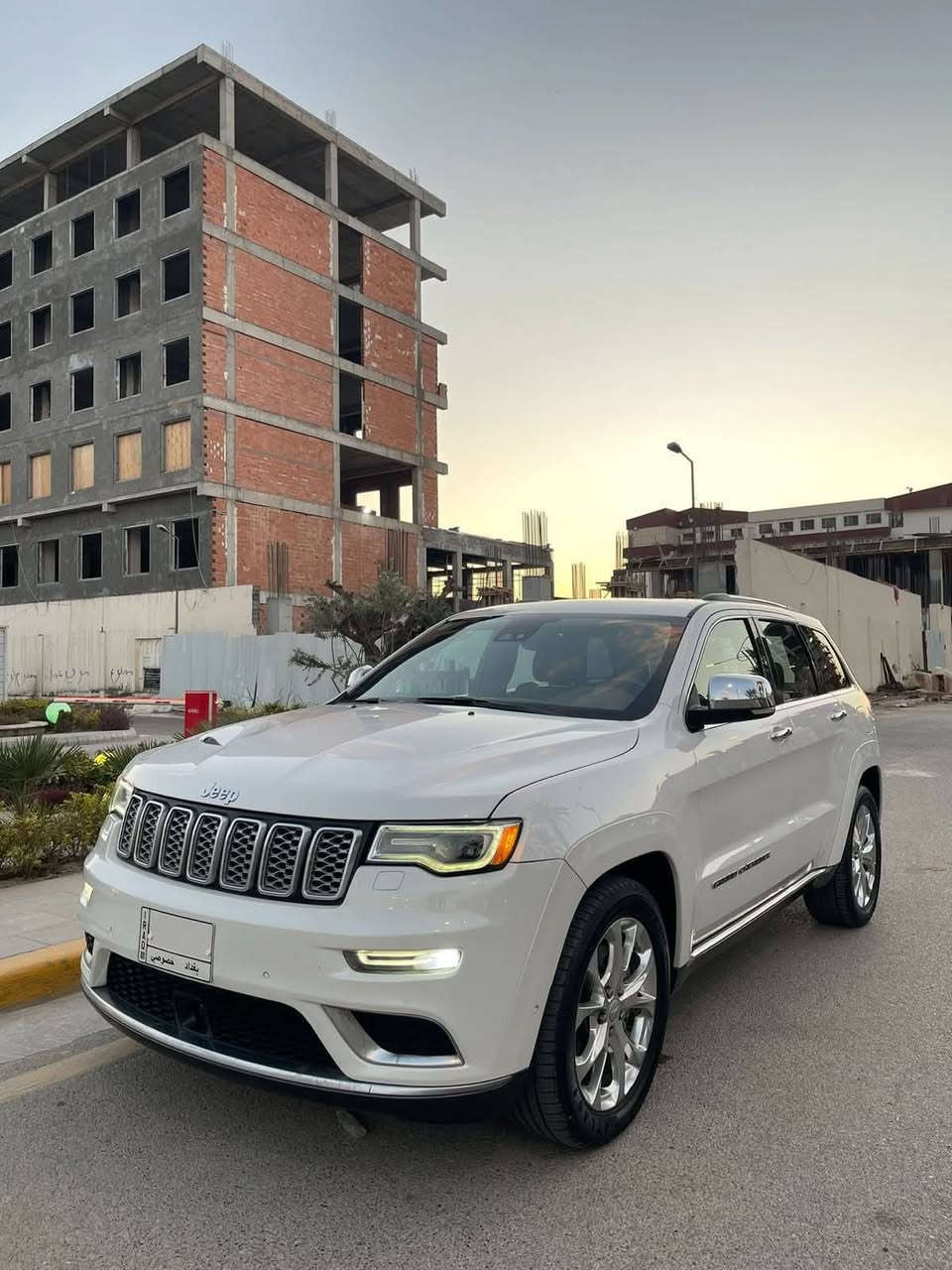 جيب 2019
سومت
جيب گراند شيروكي (Summit)
محرك 8 سلندر 5700
گير أوتوماتيك 8 سرعات
لون ابيض صدفي
داخلية جلد مشمشي
مقاعد جلد تدفئة + تبريد
المقاعد الامامية كهرباء مع خزن ميموري
• سقف بانوراما كامل
 تشغيل بصمة ودخول ذكي
• ستيرن كهرباء مع تدفئة و تحكمات كامله
ث تكييف أوتوماتيك منفصل قطعتين
• حساسات 360 درجه و كامرة
رادار امامي تفاعلي كروز
رادار خلفي توقف تلقائي
مري جانبي قلاب + شفط و كهرباء مع نقط عمياء
• تعتيم 3 مرايات الجوانب والوسط
شاشة كبيرة نفخ 8.4 إنچ

 نظام صوت 19 سماعة Harman Kardon
جنطة كهرباء
شفتات ستيرن

 اوتو بارك اصطفاف ذاتي

رقم بغداد مرتب باسمي شرط التحويل
 ممشى السيارة 89,000 ميل

وارد امريكي حادثها جاملغ امامي عكس السائق وبنيد مبدل SRT ومصبوغ وصار بيها هنا صبغ اسفل الباب شي بسيط وانصبغ على گدها وسونارها موجود بالصور
نقص الفور ويل والجكات غير هذا اي نقص مابيها
السيارة استخدام شخصي  مسويلها ادامة كاملة جاهزة من كل النواحي 
بغداد حي القادسية 
السعر رقم  1رد تلقا ئي
للتواصل: (***********)
