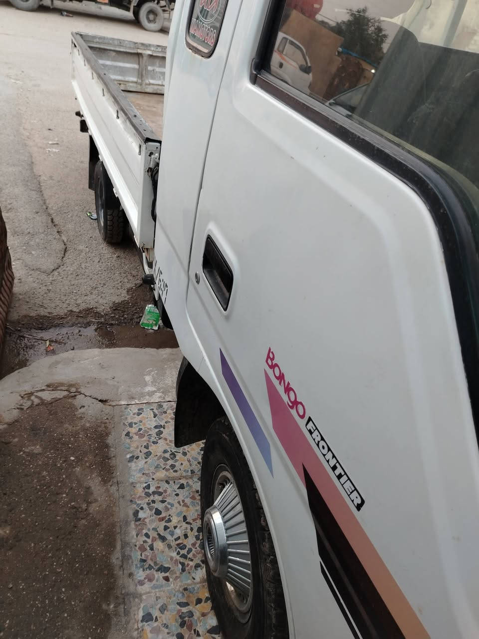 سلام عليكم لبيع كيا ام عيون مديل 2001رقم جديد سنوية جديده شاصي كير محرك مكفولات سياره جاهزه من كل شي تحويل مباشر مكان بغداد ***********
