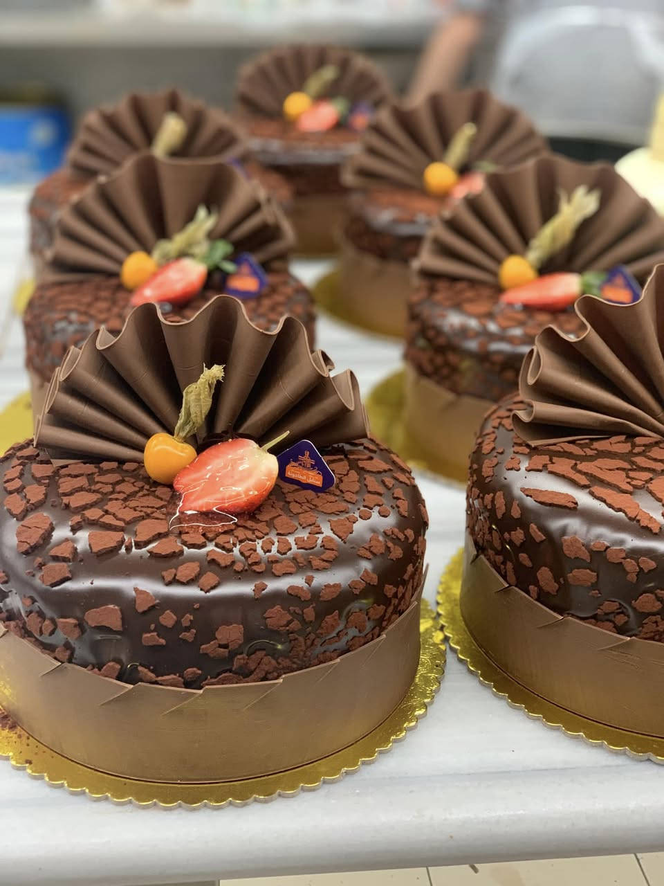 السلام عليكم
شيف بيستري 
اداره انتاج 
وكورسات تعليميه خاصه في المعامل
***********
